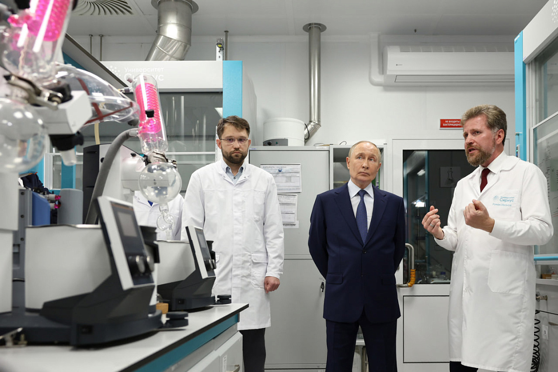 Президент России Владимир Путин посетил Научно-технологический университет «Сириус»